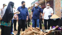 Bersama Menteri BUMN RI Erick Thohir, Direktur Utama BRI Sunarso mengunjungi para pelaku UMKM di Lampung