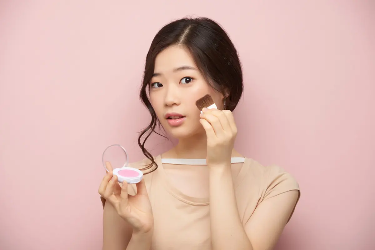 Cara Instan Perbaiki Makeup yang Cakey tanpa Perlu Menghapus Riasan, Hasilnya Auto Flawless!