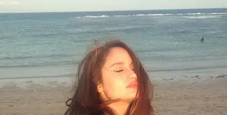 Cinta Laura menikmati hangatnya sinar matahari di pantai. (via instagram/@claurakiehl)