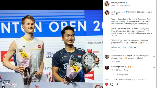 Anders Antonsen dan Anthony Sinisuka Ginting di podium Singapore Open 2023.