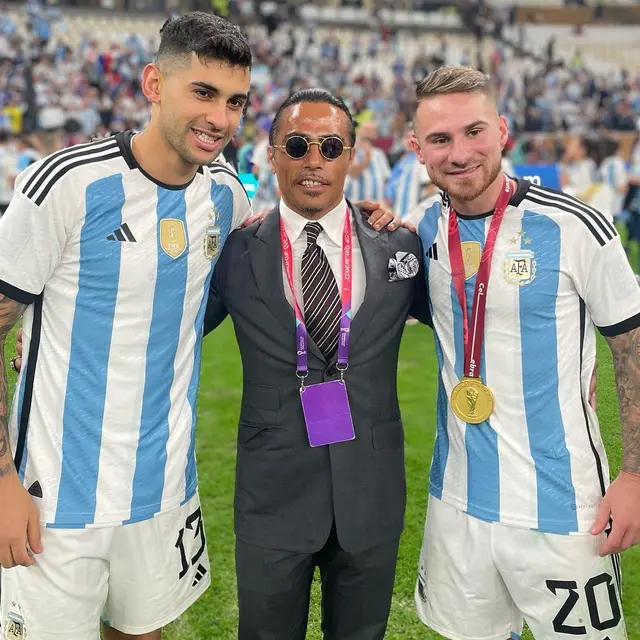 7 Potret Salt Bae Angkat Trofi Piala Dunia Jadi Sorotan, Tuai Kecaman Netizen