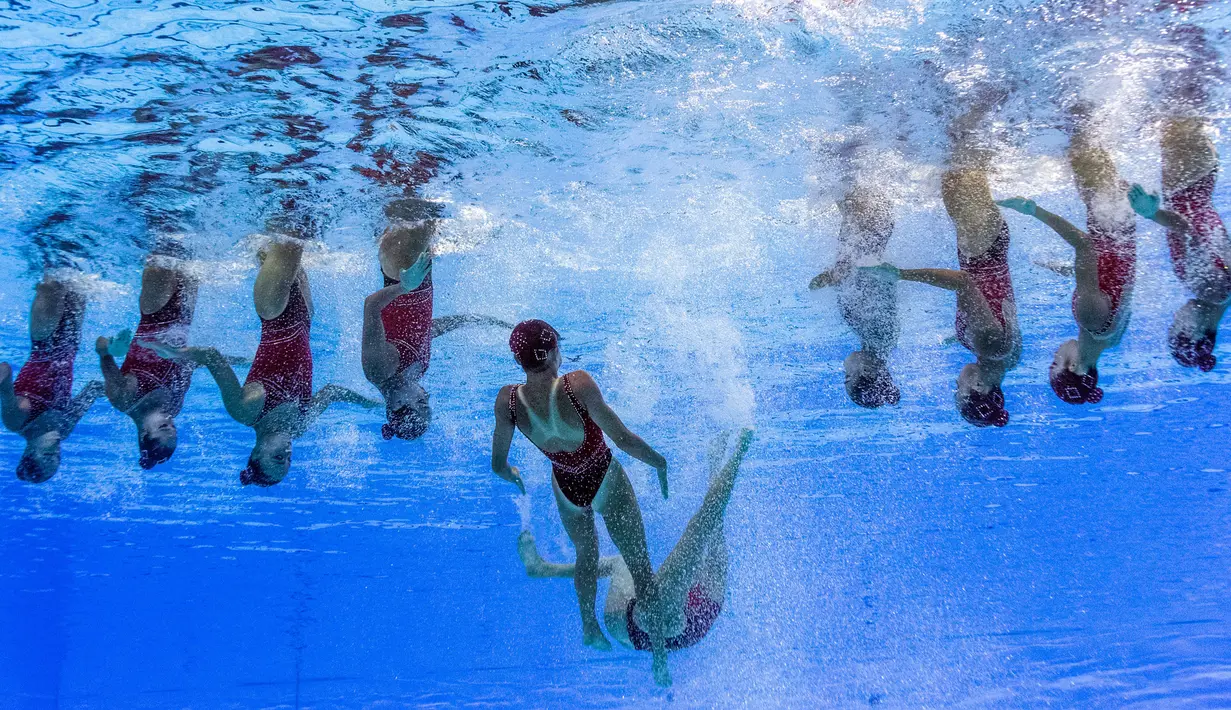 Tim renang Republik Rakyat Korea unjuk kebolehan di dalam air pada putaran penyisihan Gaya Bebas Putri kompetisi renang di Kejuaraan Dunia Federasi Renang Dunia FINA 2017 di Budapest, (20/07). (AFP Photo / François-Xavier Marit)