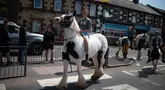 Orang-orang menghadiri hari pertama Appleby Horse Fair tahunan, di kota Appleby-in-Westmorland, barat laut Inggris pada 8 Juni 2023. (AFP/Oli Scarff)