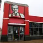 Pengumuman penutupan sementara terpampang di luar gerai makanan cepat saji KFC dekat Ashford, Inggris, Senin (19/2). Lebih dari 600 dari 900 gerai KFC yang ada di Inggris tutup sejak akhir pekan lalu karena kehabisan stok ayam. (Gareth Fuller/PA via AP)