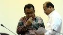 Menteri Sekretaris Negara Pratikno (kiri) dan Menteri Perencanaan Pembangunan Nasional Andrinof Chaniago saat menghadiri rapat terbatas di Kantor Presiden, Komplek Istana Kepresidenan, Jakarta, Senin (16/3/2015). (Liputan6.com/Faizal Fanani)
