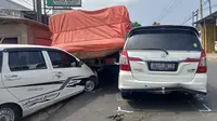 Truk gagal nanjak tabrak dua mobil di Jalan Raya Kabupaten Sukabumi (Liputan6.com/Fira Syahrin).