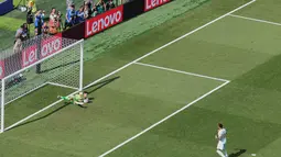 Kiper Maroko Yassine Bounou menghentikan tendangan penalty pemain Prancis  Kylian Mbappe selama pertandingan perempat final Piala Dunia di Foxborough, Mass., dekat Boston, Kamis, 9 Juli 2026. (AP Photo/Mark Stockwell)