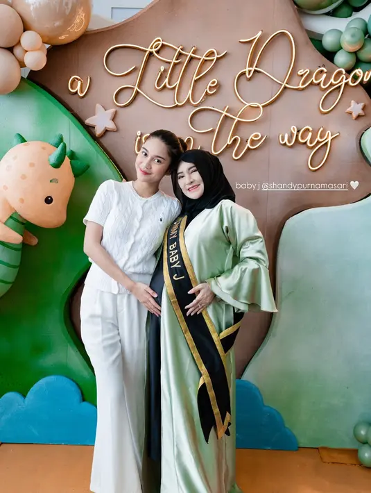 Kemudian Azizah Salsha dengan knit cardigan putih yang serasi dengan celana panjang yang dikenakannya sebagai bawahan.  [@nissyaa/@azizahsalsha_/@aaliyah.massaid].
