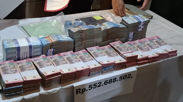 Barang bukti uang tunai hasil korupsi tersangka CA, dana milik nasabah bank pelat merah di Pringsewu. Foto : (Liputan6.com/Ardi).