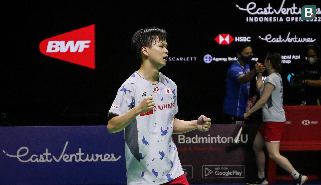 Pebulu tangkis ganda campuran Jepang, Yuta Watanabe/Arisa Higashino, melakukan selebrasi usai menaklukkan wakil Korea Selatan, Seo Seung Jae/Chae Yu Jung pada babak semifinal Indonesia Open 2022 di Istora Senayan, Jakarta, Sabtu (18/06/2022). (Bola.com/Bagaskara Lazuardi)
