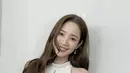Saat ini Park Min-young dikabarkan berpacaran dengan pengusaha kaya dengan marga Kang. Kabar tersebut mengingatkan pencinta drama dengan jalan cerita Whats Wrong With Secretary Kim yang juga karakter Park Min-young akhirnya berpacaran dengan anak pemilik perusahaan. Tentu cocokologi netizen ini jadi bahan pembicaraan yang menarik. Terlepas dari itu, gaya Park Min-young bak seorang sekretaris ini banjir pujian. (Liputan6.com/IG/@rachel_mypark)