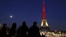 Menara Eiffel di Paris, Prancis, disinari dengan warna bendera Belgia (hitam, kuning, dan merah), Selasa (22/3). Hal itu sebagai bentuk penghormatan terhadap korban serangan bom Brussels. (REUTERS/Philippe Wojazer)