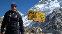 Alyssa Azar berpose dalam perjalanannya menuju pos perkemahan Everest pada 9 April 2014. (Facebook)