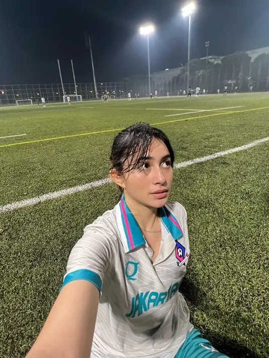 Usai bermain mini soccer, tak lupa Sintya Marisca mengabadikan momen dengan selfie. Selfinya terlihat curi perhatian karena ia berkeringat dan terlihat sangat memesona. Banyak netizen yang terpesona dengan foto Sintya Marisca usai mini soccer. (Liputan6.com/IG/@sintyamarisca)