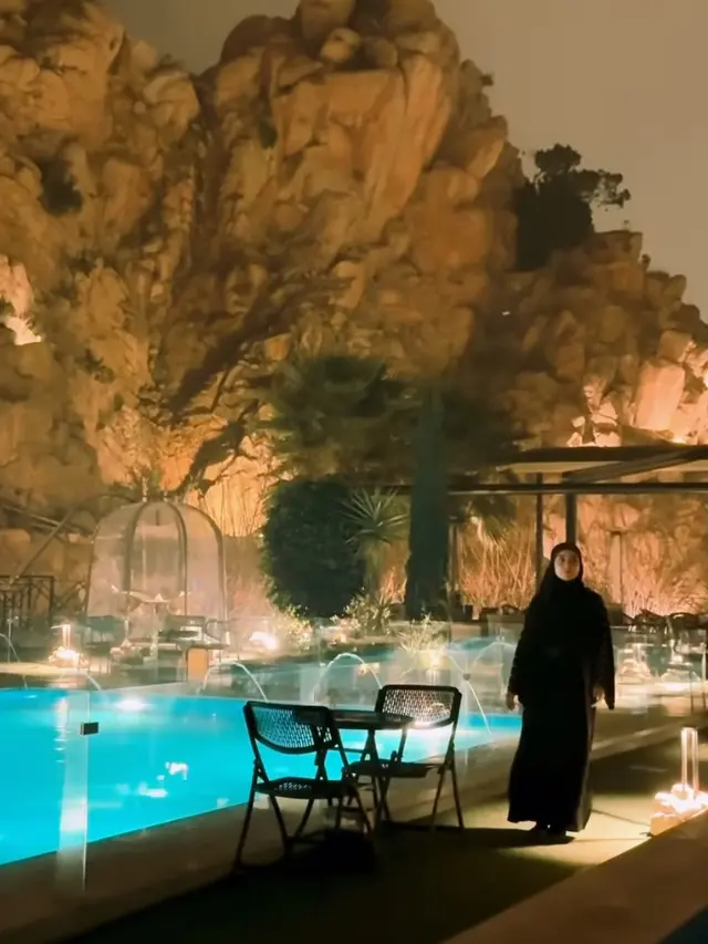 Tampilan Serba Hitam Celine Evangelista saat Umrah Setelah Mualaf. [@celine_evangelista]