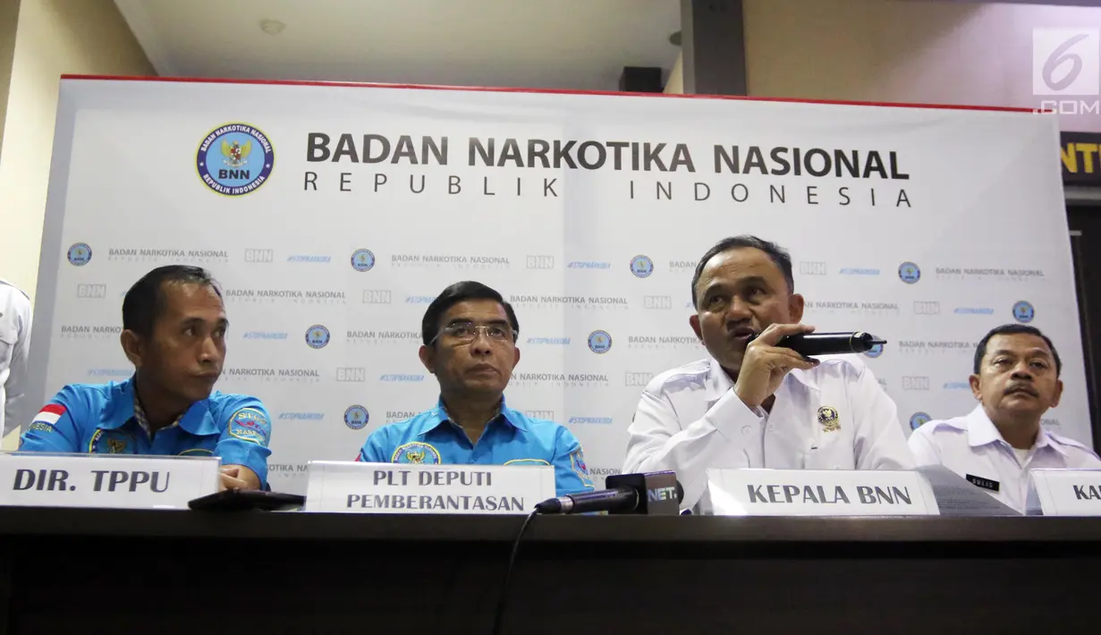 Kepala BNN Heru Winarko (dua kanan) memberi keterangan pers saat membongkar kasus TPPU di Kantor BNN, Jakarta, Selasa (17/7). BNN menyita uang dari dua rekening dan satu unit rumah dengan total aset sebesar Rp 3,9 miliar. (Liputan6.com/Arya Manggala)
