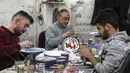 Sejumlah pekerja Palestina menyelesaikan pembuatan piring keramik bergambar hiasan bertema Natal di sebuah pabrik keramik di kota titik nyala Hebron di Tepi Barat (17/12/2019). (AFP/Hazem Bader)