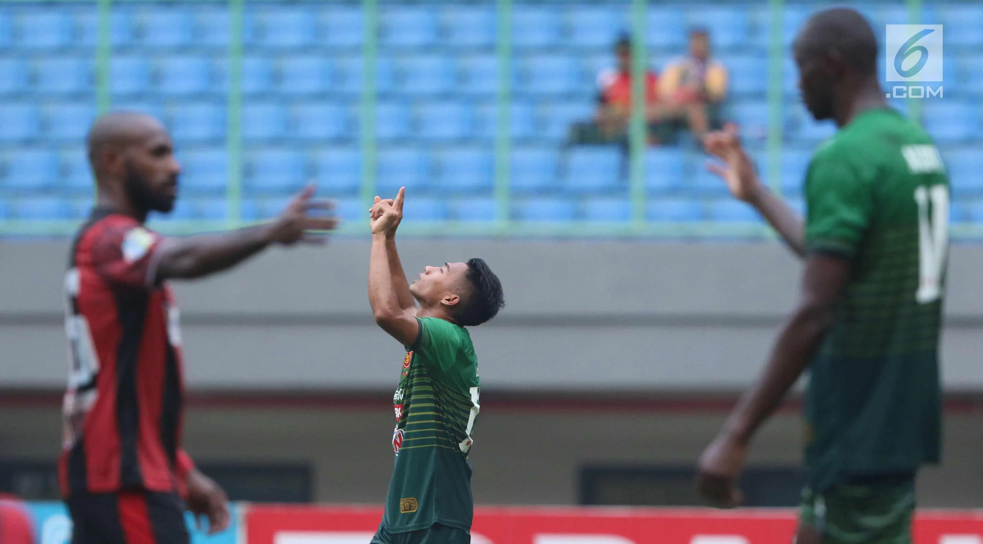 Pemain depan PS TNJ, A Nufiandani (tengah) menunjuk ke atas usai laga melawan Persipura pada lanjutan Liga 1 Indonesia di Stadion Patriot Candrabhaga, Bekasi, Sabtu (4/11)
 (Liputan6.com/Helmi Fithriansyah)