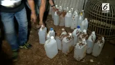 Sebuah rumah yang menjadi tempat penyimpanan miras oplosan, di Desa Babakan, Kecamatan Legok, Tangerang, Banten, Selasa malam, digerebek polisi.