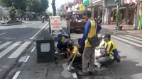 Lengangnya Jalan Malioboro tiap Selasa Wage dijadikan momentum untuk membersihkan dan memperbaiki fasilitas yang kotor dan rusak. Foto: Yanuar H/ Liputan6.com.