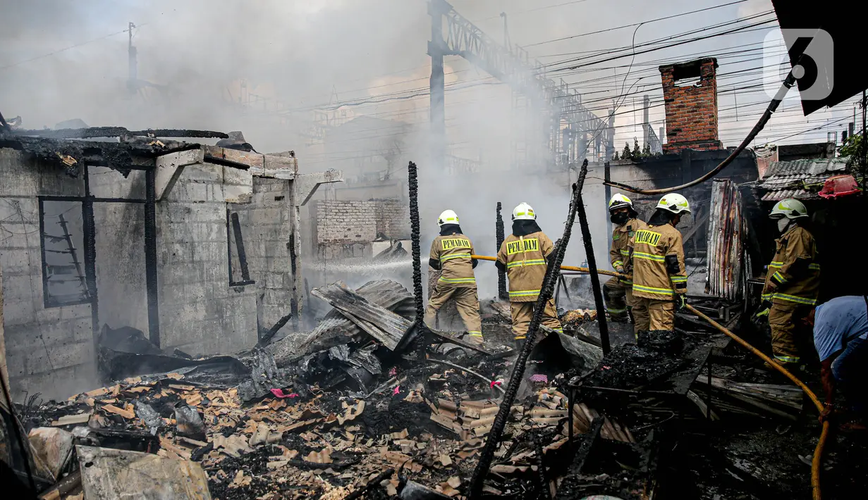 Petugas pemadam kebakaran menyemprotkan air untuk memadamkan api saat terjadi kebakaran di Jalan Kampung Muka, Pademangan, Jakarta, Selasa (25/4/2023). (Liputan6.com/Faizal Fanani)