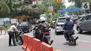 Sejumlah pengendara tertahan di belakang pembatas yang menutup jalan menuju Jalan Medan Merdeka Utara, Jakarta, Senin (14/10/2019). Menurut petugas jaga, penutupan ini antisipasi aksi unjuk rasa yang rencananya akan dilakukan di sekitar depan Istana Negara. (Liputan6.com/Helmi Fithriansyah)