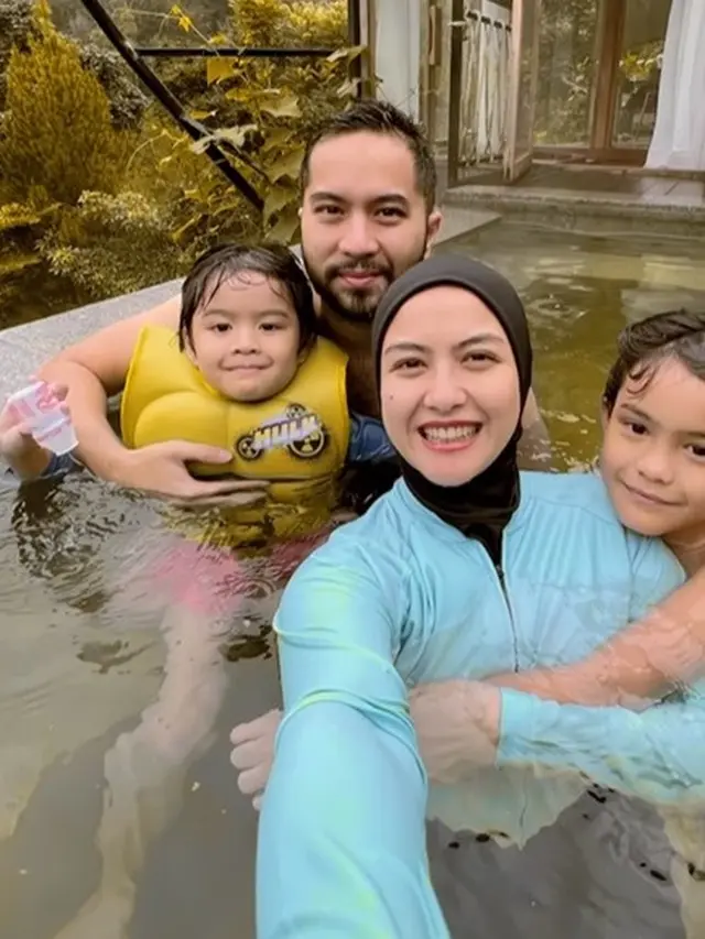 Potret Revalina S. Temat dan keluarga sedang berenang (Sumber: Instagram/kngrendy dan Instagram/vatemat)