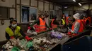 Untuk mengatasi hal tersebut, Pemerintah Kota North Corfu telah meluncurkan program yang mengharuskan warga memisahkan sampah mereka ke dalam lebih dari selusin tempat sampah. Tampak dalam foto, para pekerja memisahkan benda-benda plastik dari bahan limbah lainnya di atas conveyor belt di pabrik daur ulang di kota Corfu pada 15 Oktober 2025. (Angelos TZORTZINIS/AFP)