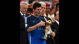 Pemain 27 tahun itu terlihat kurang antusias dinobatkan sebagai pemain terbaik Piala Dunia 2014, Brasil, Senin (14/7/14). (REUTERS/Dylan Martinez)