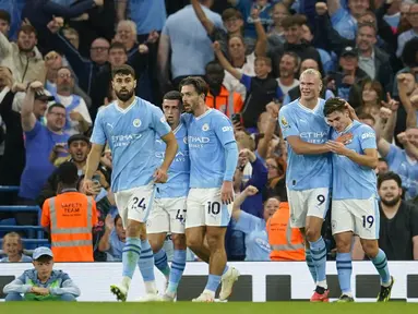 Penyerang Manchester City, Julian Alvarez (kanan) berselebrasi dengan rekan setimnya setelah mencetak gol pembuka ke gawang Newcastle United dalam laga Premier League 2023/2024 pekan 2 di Etihad Stadium, Minggu (20/8/2023) dini hari WIB. (AP Photo/Dave Thompson)