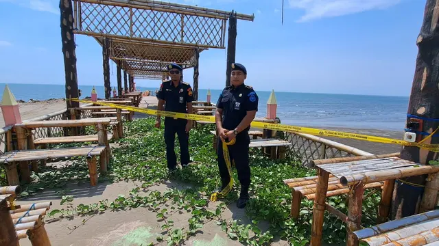 KKP melakukan penyegelan terhadap pembangunan tanggul abrasi pantai di Kabupaten Takalar, Sulawesi Selatan. Tanggul ini  dibangun dengan mereklamasi pantai kemudian memanfaatkannya untuk aktivitas wisata. (Dok KKP)