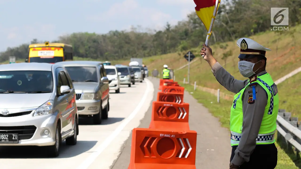 Petugas Polisi Berjaga Di Titik Titik Macet Tol Cipali