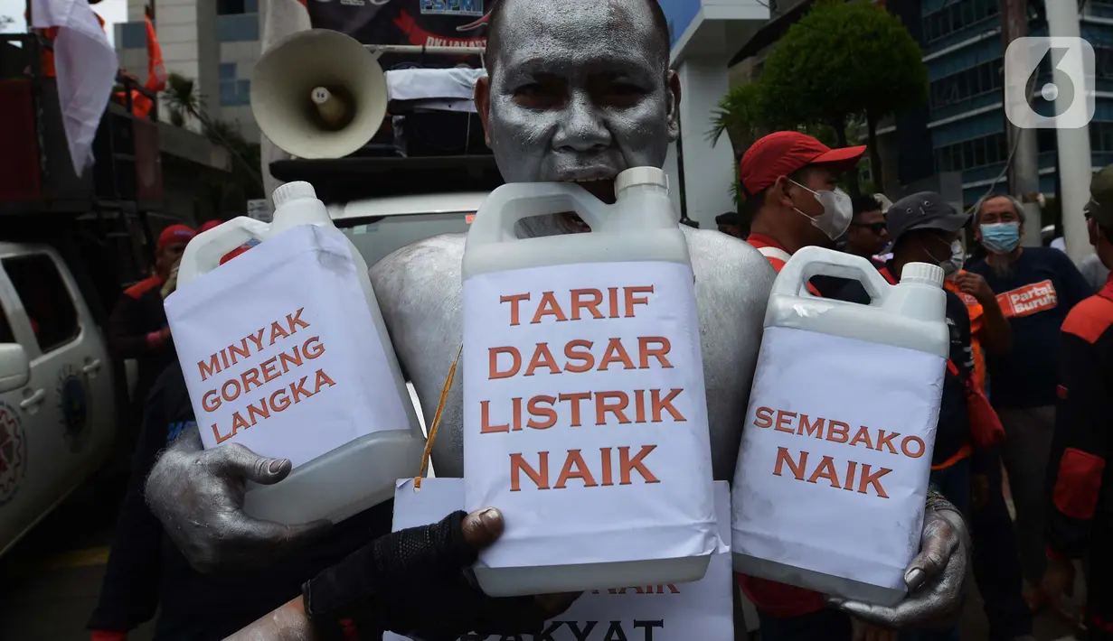 Buruh melakukan aksi unjuk rasa di depan gedung Kementerian Perdagangan, Jakarta Selasa (22/3/2022). Aksi menuntut Kementerian Perdagangan untuk menurunkan harga minyak goreng dan harga bahan pokok di pasar tradisional serta mendesak Menteri Perdagangan diganti. (merdeka.com/Imam Buhori)