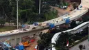 Proyek jembatan simpang susun semanggi yang masih dalam penyelesaian, Jakarta, Selasa (21/3). Proyek Simpang Susun Semanggi atau interchange Semanggi direncanakan selesai pada Agustus 2017 mendatang. (Liputan6.com/Angga Yuniar)