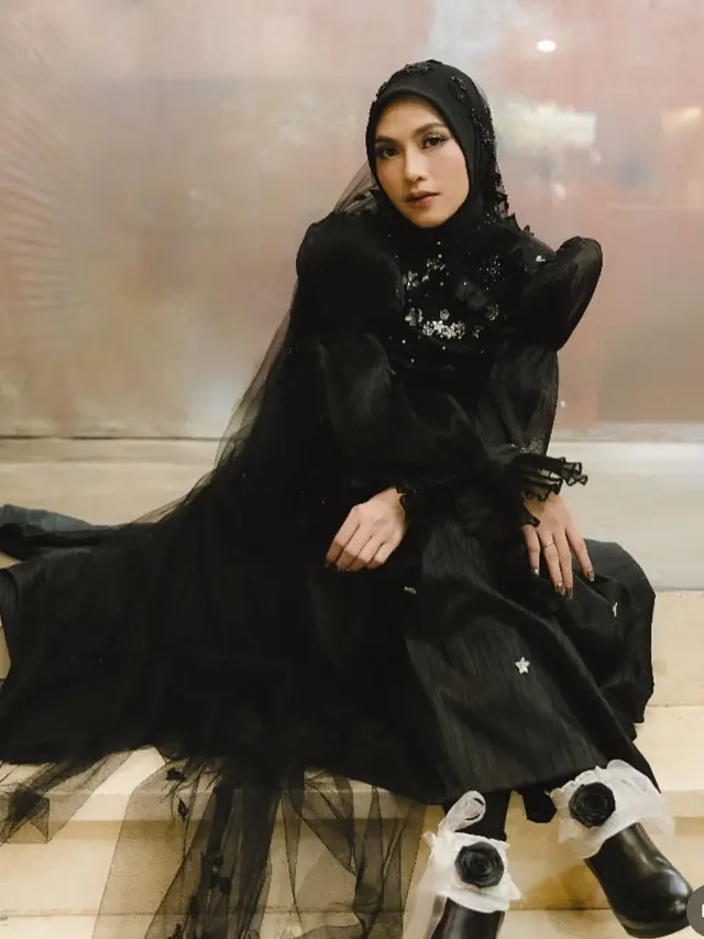 Gaun pernikahan Feby Putri saat resepsi pernikahan.  [@anarav.label]