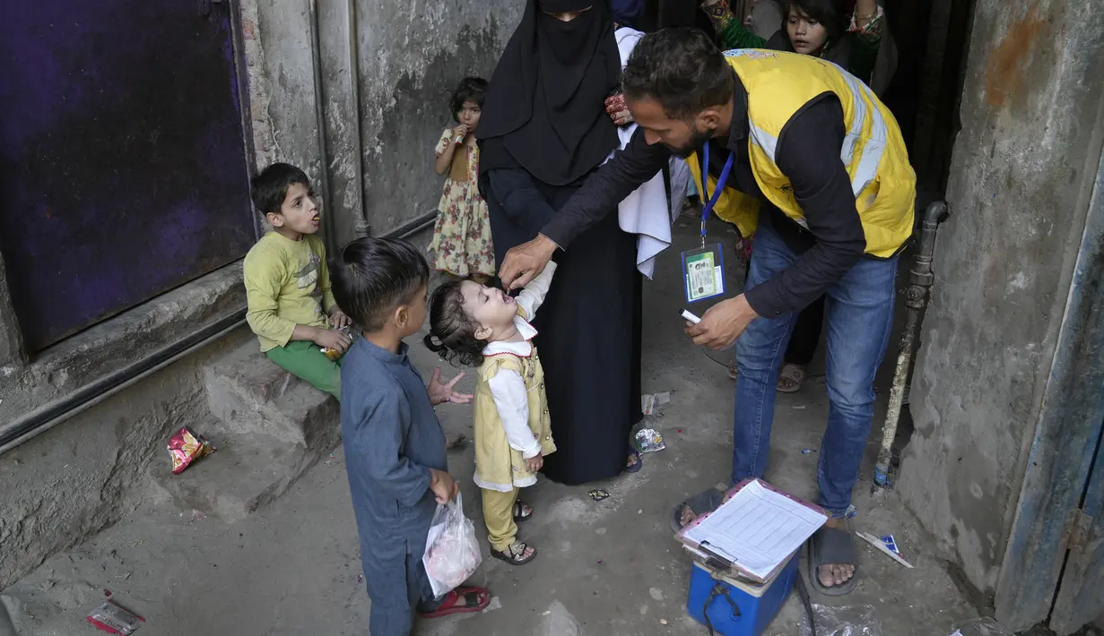 Pakistan dan negara tetangganya, Afghanistan, adalah satu-satunya negara di mana penyebaran polio tidak pernah bisa dihentikan. (AP Photo/K.M. Chaudary)