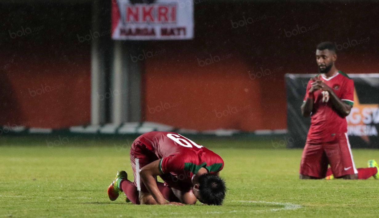 Ucapan Syukur dua pemain Timnas Indonesia usai laga uji coba melawan Vietnam di Stadion Maguwoharjo, Sleman, Minggu (09/10/2016). (Bola.com/Nicklas Hanoatubun)
