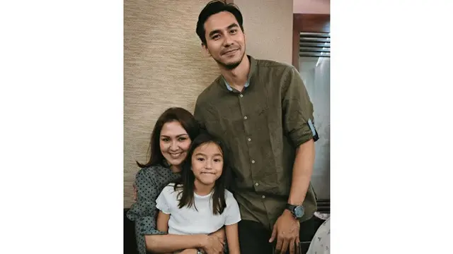Jarang Tersorot, Ini 6 Potret Cantik Anak Bungsu Darius Sinathrya