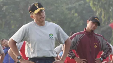 Pangdam Jaya Mayjen Agus Sutomo (kiri) saat senam bersama di Lapangan Utama Mako Kopassus, Cijantung, Jakarta, Jumat (21/11/2014). (Liputan6.com/Herman Zakharia)