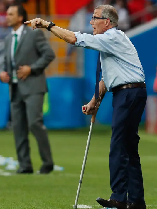 Pelatih Uruguay Oscar Tabarez memberi arahan kepada pemainnya saat melawan Arab Saudi dalam pertandingan Piala Dunia 2018 di Rostov Arena, Rusia (20/6). Oscar menginjak usia 71 tahun 103 hari saat membawa timnya di Piala Dunia 2018. (AP/Darko Vojinovic)