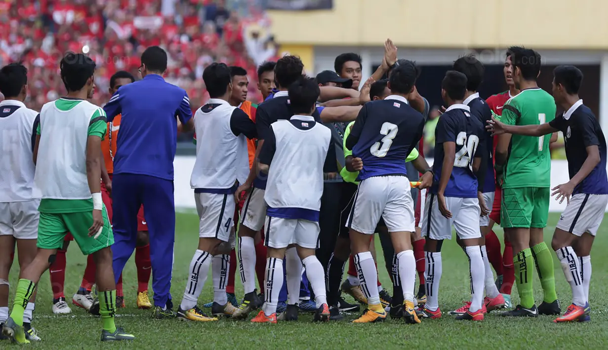 Para pemain timnas Indonesia terlibat pertikaian dengan pemain Kamboja di Stadion Shah Alam, Selangor, Kamis, (24/8/2017). Indonesia menang 2-0 atas Kamboja. (Bola.com/Vitalis Yogi Trisna)