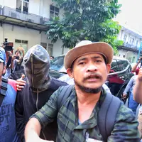 Axel Matthew di tahan di Polda Metro Jaya. Hal itu diungkapkan oleh Kabid Humas Polda Metro Jaya, Kombes Pol Argo Yuwono di Direktorat Narkotika Polda Metro Jaya. Axel di Polda mengenakan penutup hingga rapat menutupi wajahnya. (Adrian Putra/Bintang.com)