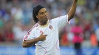 5. Ronaldinho - Kedatangan Guardiola berdampak buruk pada karier Ronaldinho. Hal tersebut membuatnya pindah ke klub besar Italia, AC Milan. (AFP/Josep Lago)