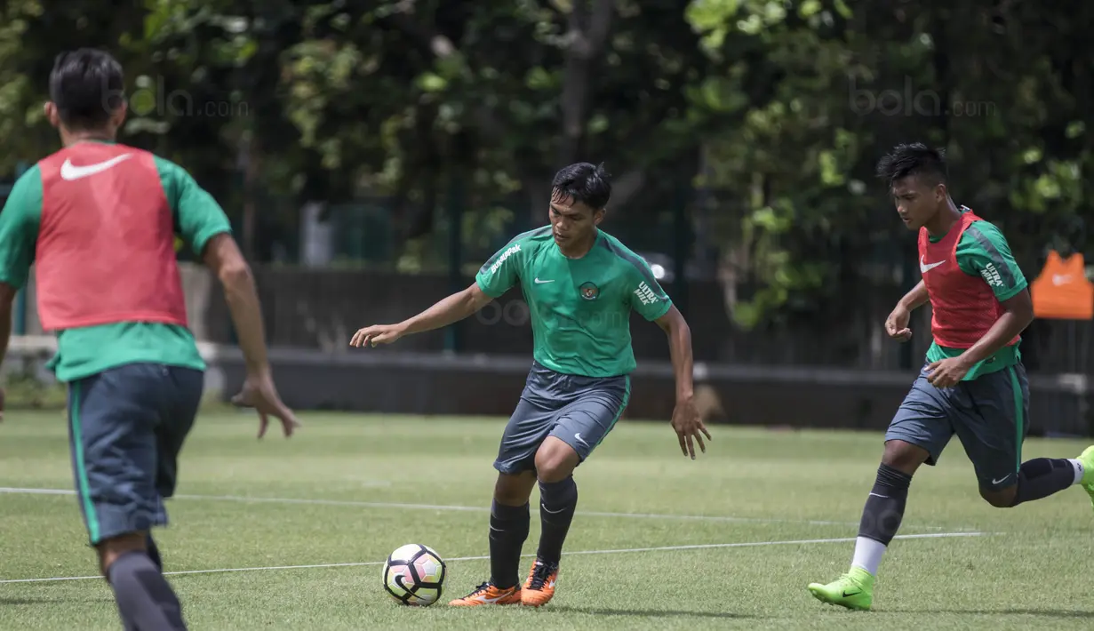 Bek Timnas Indonesia, Rachmat Irianto, mengontrol bola saat latihan di Lapangan ABC Senayan, Jakarta, Selasa (16/1/2018). Pemusatan latihan ini dilakukan jelang Asian Games 2018. (Bola.com/Vitalis Yogi Trisna)
