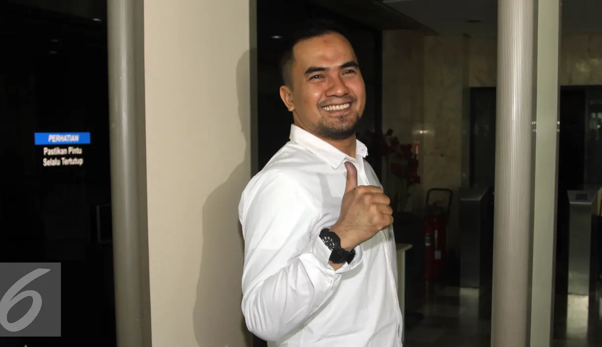 Pedangdut Saipul Jamil saat tiba di KPK, Jakarta, Kamis (21/7). Saipul Jamil diperiksa sebagai saksi kasus dugaan suap kepada panitera PN Jakarta Utara terkait putusan perkaranya. (Liputan6.com/Helmi Afandi)