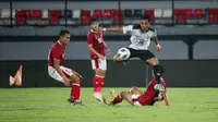 Di awal laga, Rachmat Irianto dan kawan-kawan langsung mengambil alih kontrol permainan, sementara Timor Leste lebih banyak bertahan untuk sesekali melancarkan serangan balik. (Bola.com/Maheswara Putra)