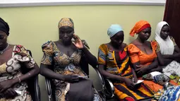 Sejumlah gadis sekolah Chibok menunggu bertemu Presiden Muhammadu Buhari di Abuja, Nigeria (7/5). Sebanyak 82 dari 276 siswa perempuan Chibok yang diculik tiga tahun lalu dibebaskan dan diserahkan kepada militer pemerintah. (AP Photo/Olamikan Gbemiga)