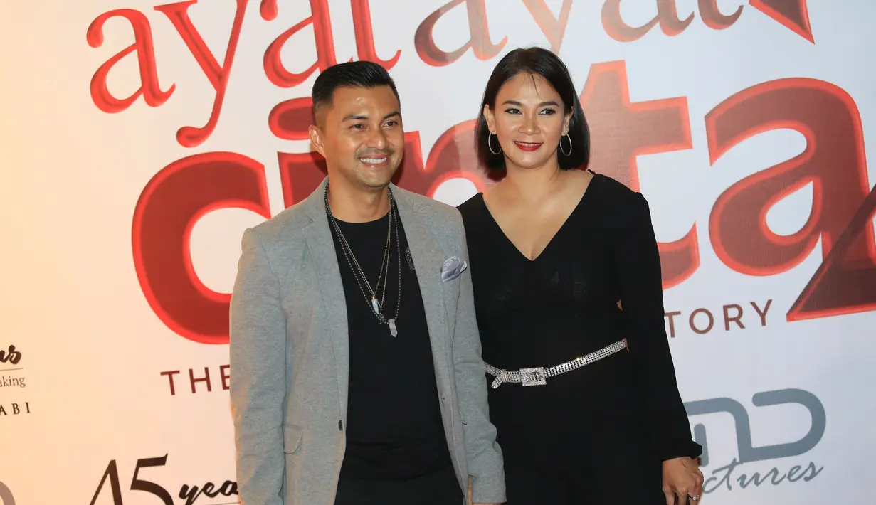 Bermain sinetron Romi dan Juli bersama istrinya Dian Nitami, membawa pasangan ini menikah pada tahun 1999 silam.  Hingga kini hubungan keduanya jauh dari gosip miring. Potret Anjas dan Dian saat hadir di gala premiere film Ayat Ayat Cinta 2 pada tahun 2017 silam. (Kapanlagi.com/Agus Apriyanto)