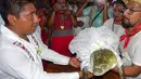 <p>Buaya diarak keliling masyarakat sebelum didandani sebagai pengantin dan dinikahi Wali Kota San Pedro Huamelula. (RUSVEL RASGADO/AFP)</p>