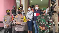 Wakapolda Metro Jaya Brigjen Pol Hendro Pandowo menyambangi Gereja Bethel Indonesia di Jalan Kamboja, Kelurahan Depok, Kecamatan Pancoranmas, Depok. (Liputan6.com/Dicky Agung Prihanto)